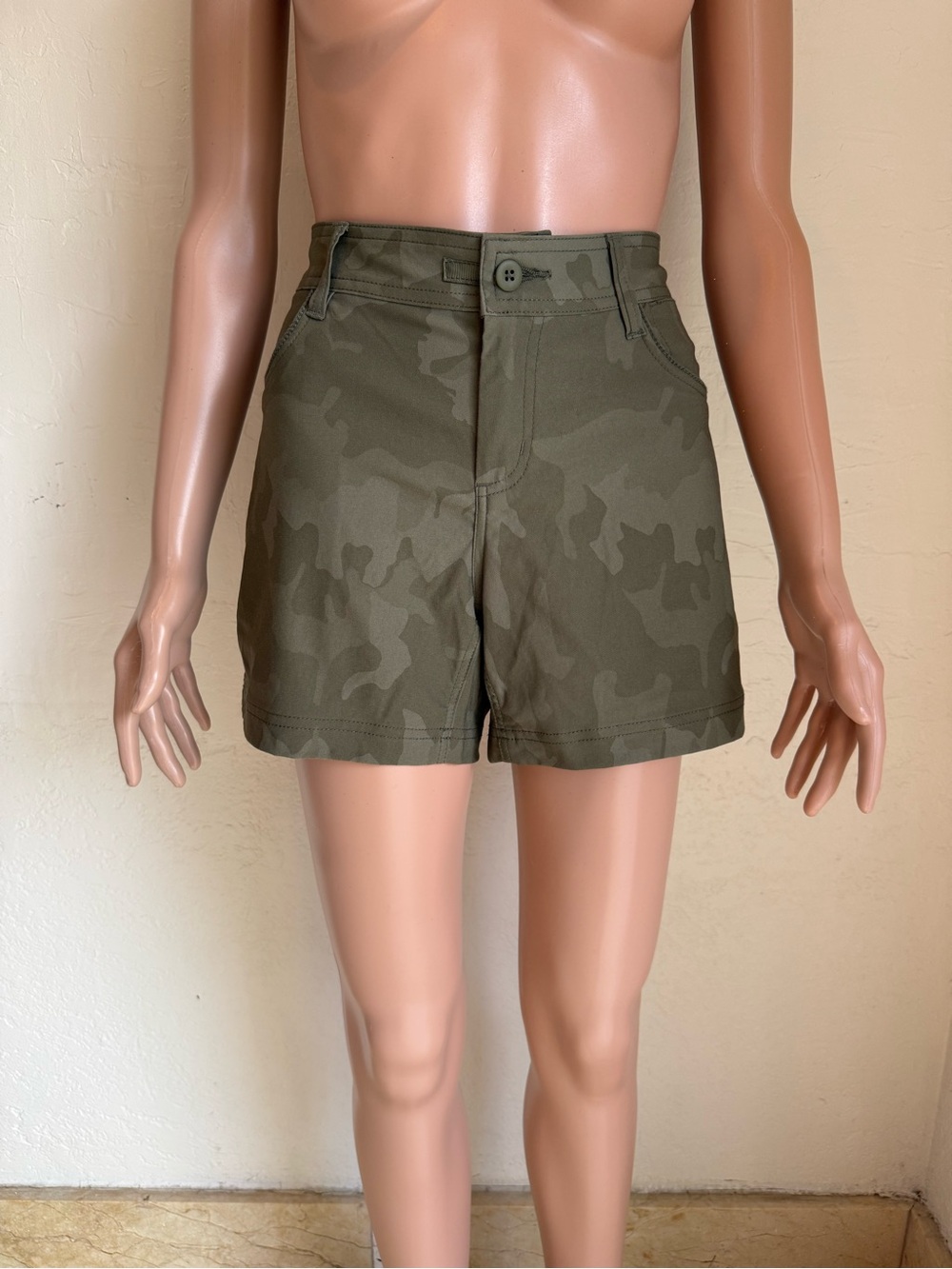 prAna Halle Standard-Fit Olive Camo High-Rise Bermuda Shorts Women’s Size 4/05